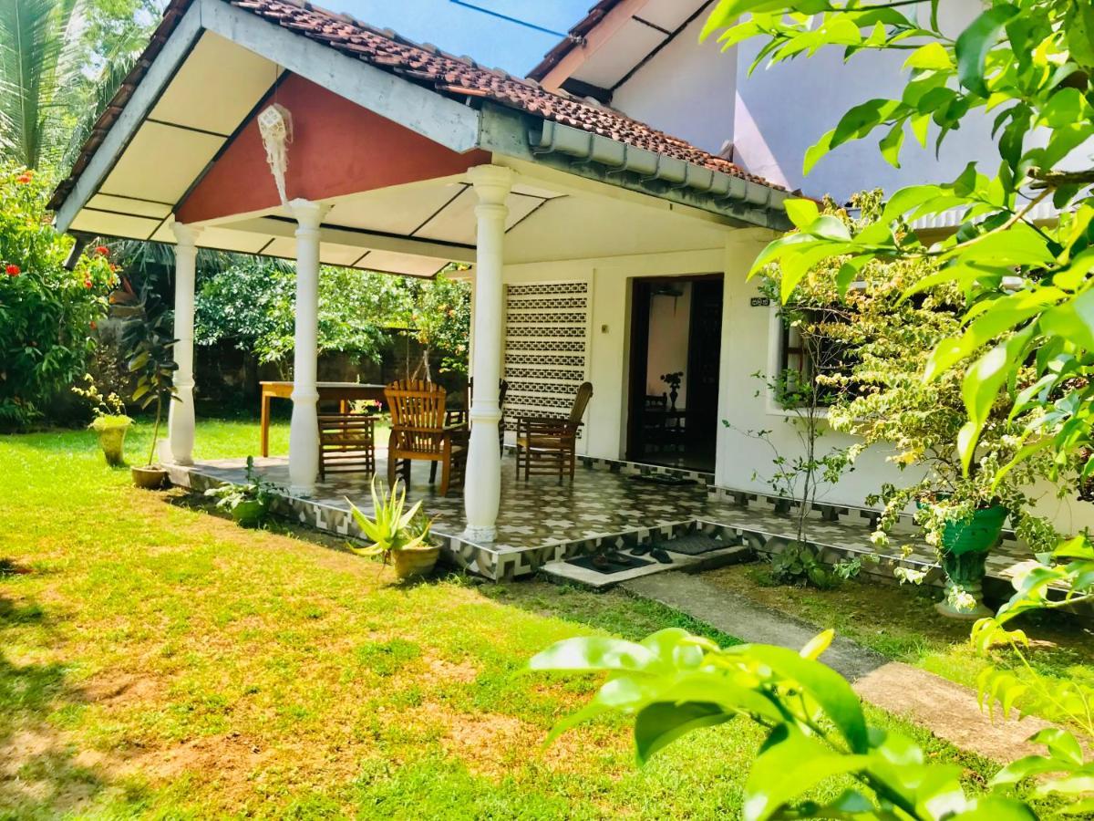 Charitha Rest Hotel Ampara Exterior photo